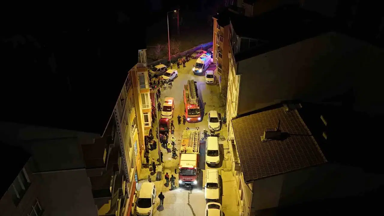 Meskendeki Kanepeyi Yaktı, 2 Kişi Dumandan Etkilendi