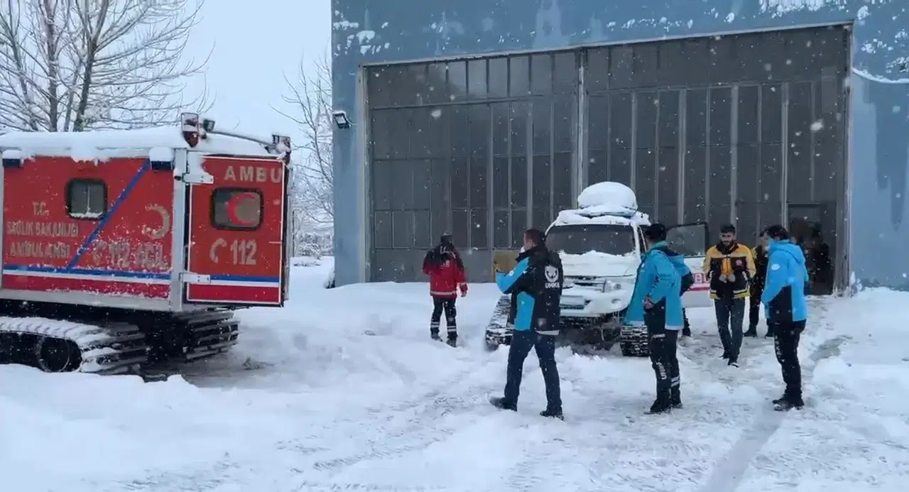 Muş’ta Yolu Kardan Kapanan Köydeki Hasta Şiddetli Gayret ile Hastaneye Ulaştırıldı