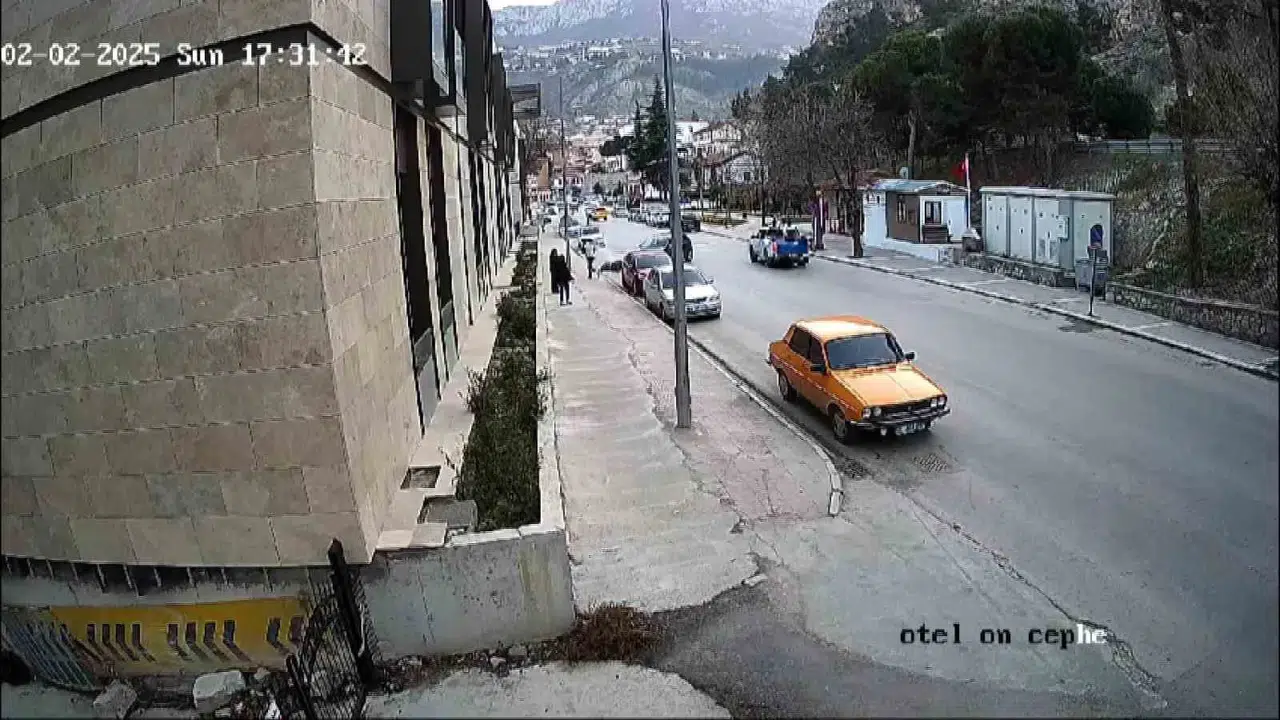 Önüne Çıkan Arabaya Çarparak Takla Atan Motosiklet Şoförü Şok Geçirdi: O Anlar Kamerada