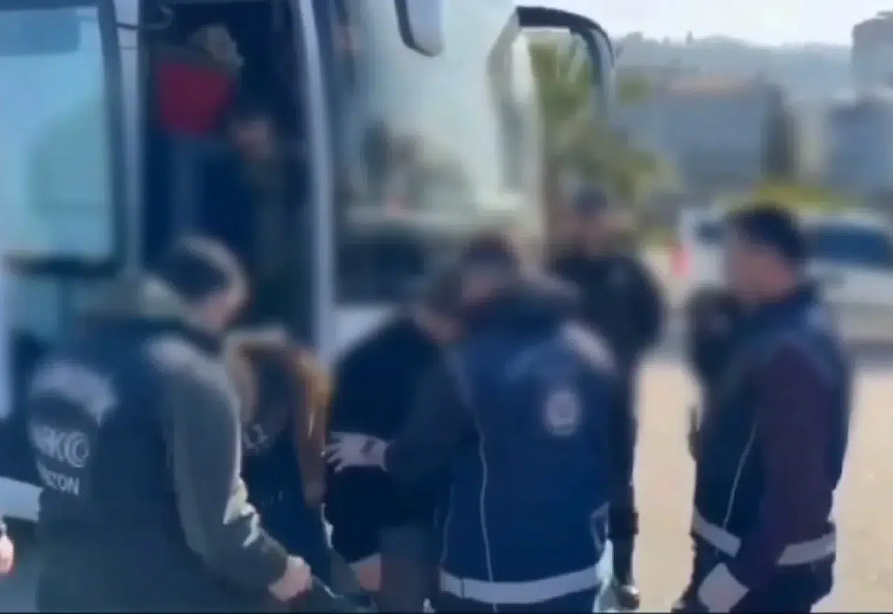 Otobüsün Kapalı Bölmesinden 26 Göçmen Çıktı