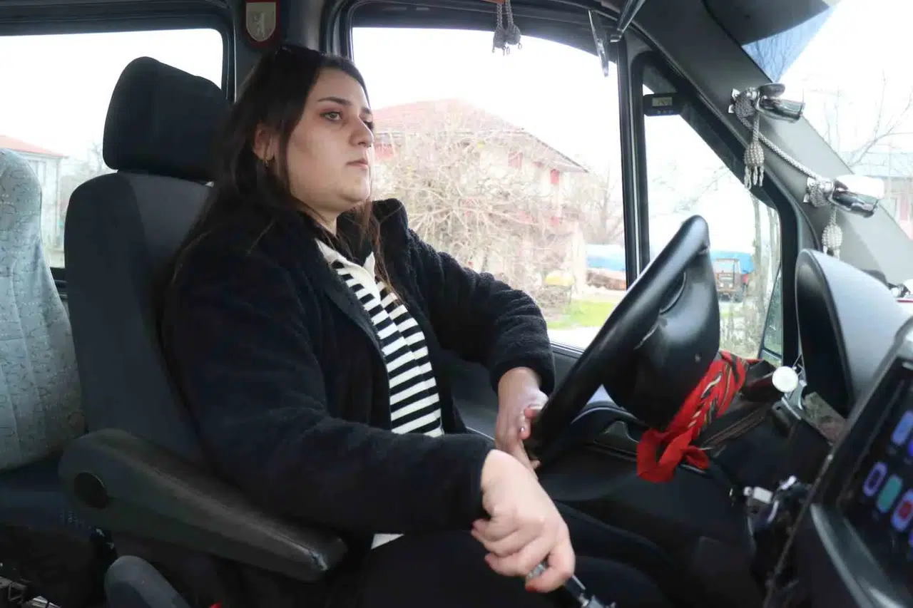 Otomobil Sevgisi 22 Yaşındaki Bayanı Evvel Taksi Sonra Dolmuş Sürücüsü Yaptı