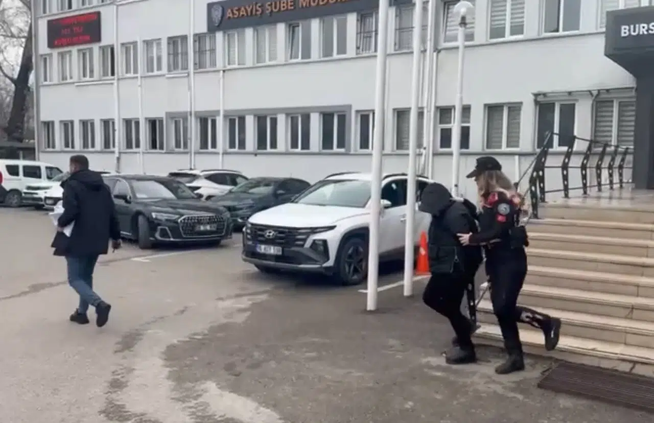 (Özel) Kendisini Polis Olarak Tanıtıp 300 Bin Lira Dolandıran Kuşkulu Bayan Çıktı