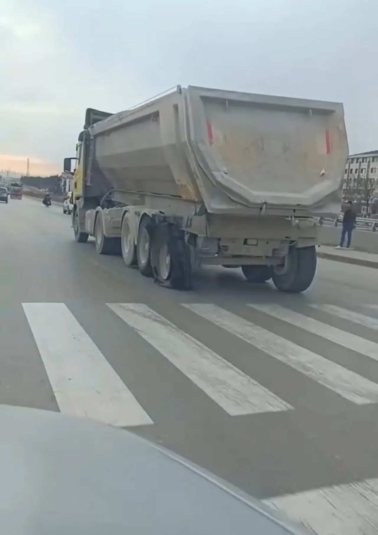 Patlak Lastikle İlerleyen Kamyon Kameraya Yansıdı