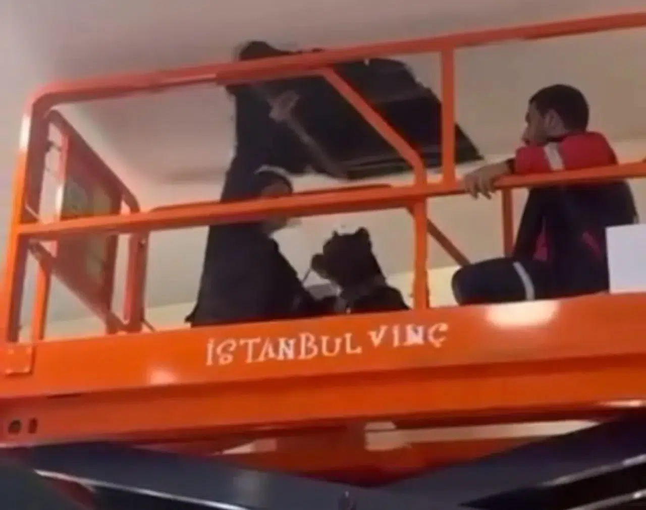 Polis Avm Havalandırmasında Bir Gün Boyunca Hırsız Aradı