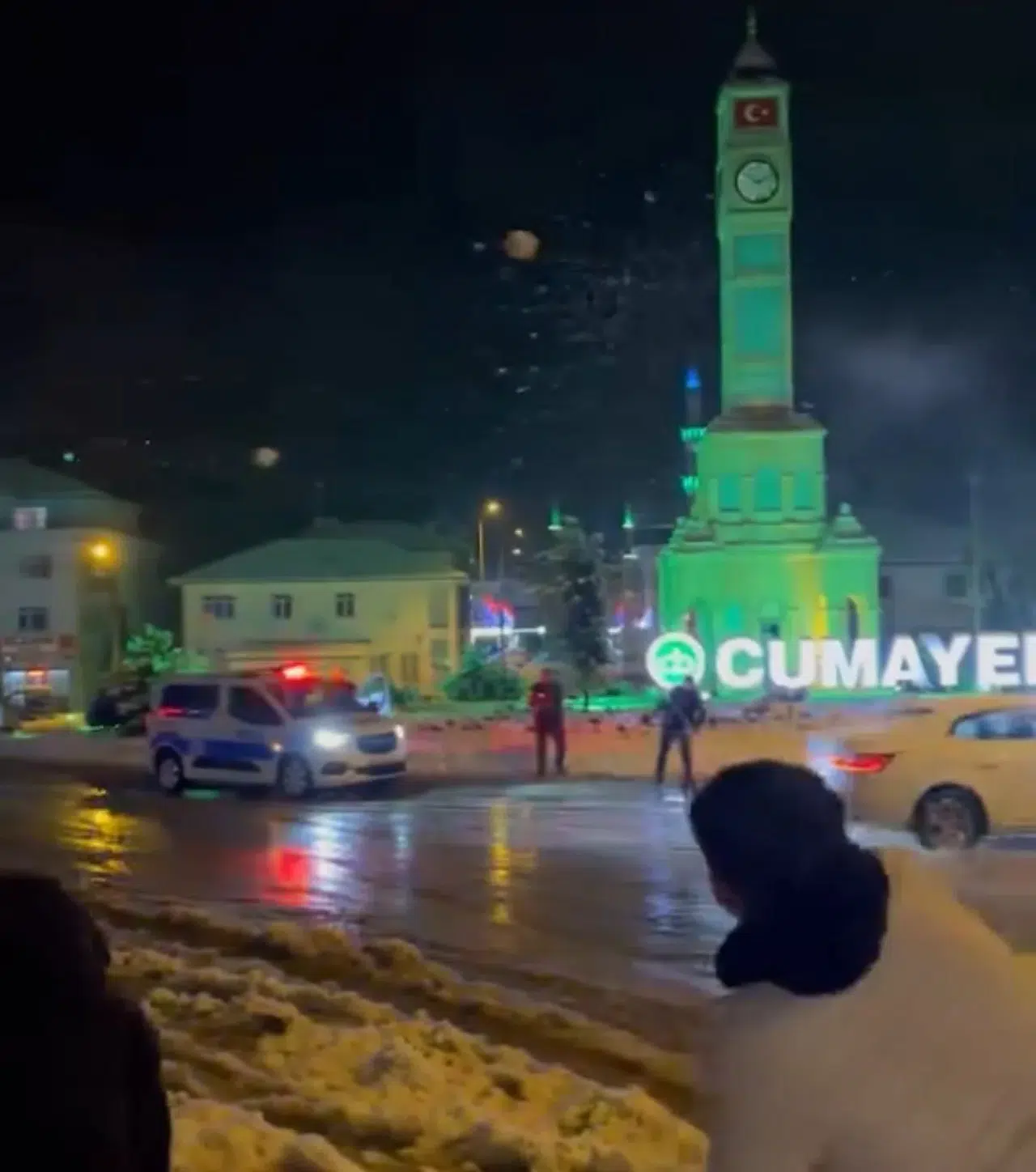 Polisler Gençlerle Kar Topu Oynadı