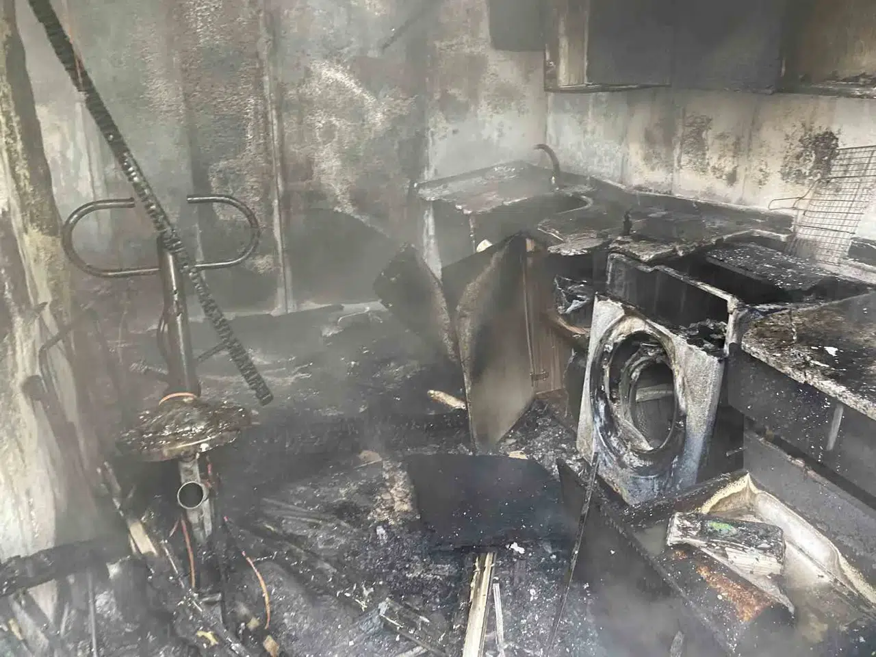 Prefabrik Mesken Alev Alev Yandı: Eşyalar Küle Döndü