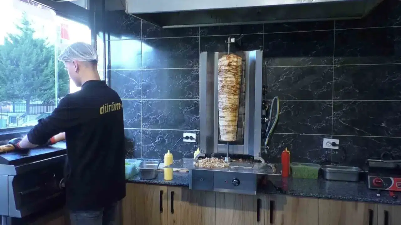 Ruhsat Yok, İşyeri Yok: Konutlarında Döner Yapıp Satıyorlar