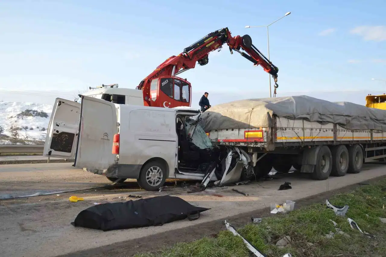 Samsun’da Hafif Ticari Araç Tıra Çarptı: 1 Meyyit, 2 Yaralı