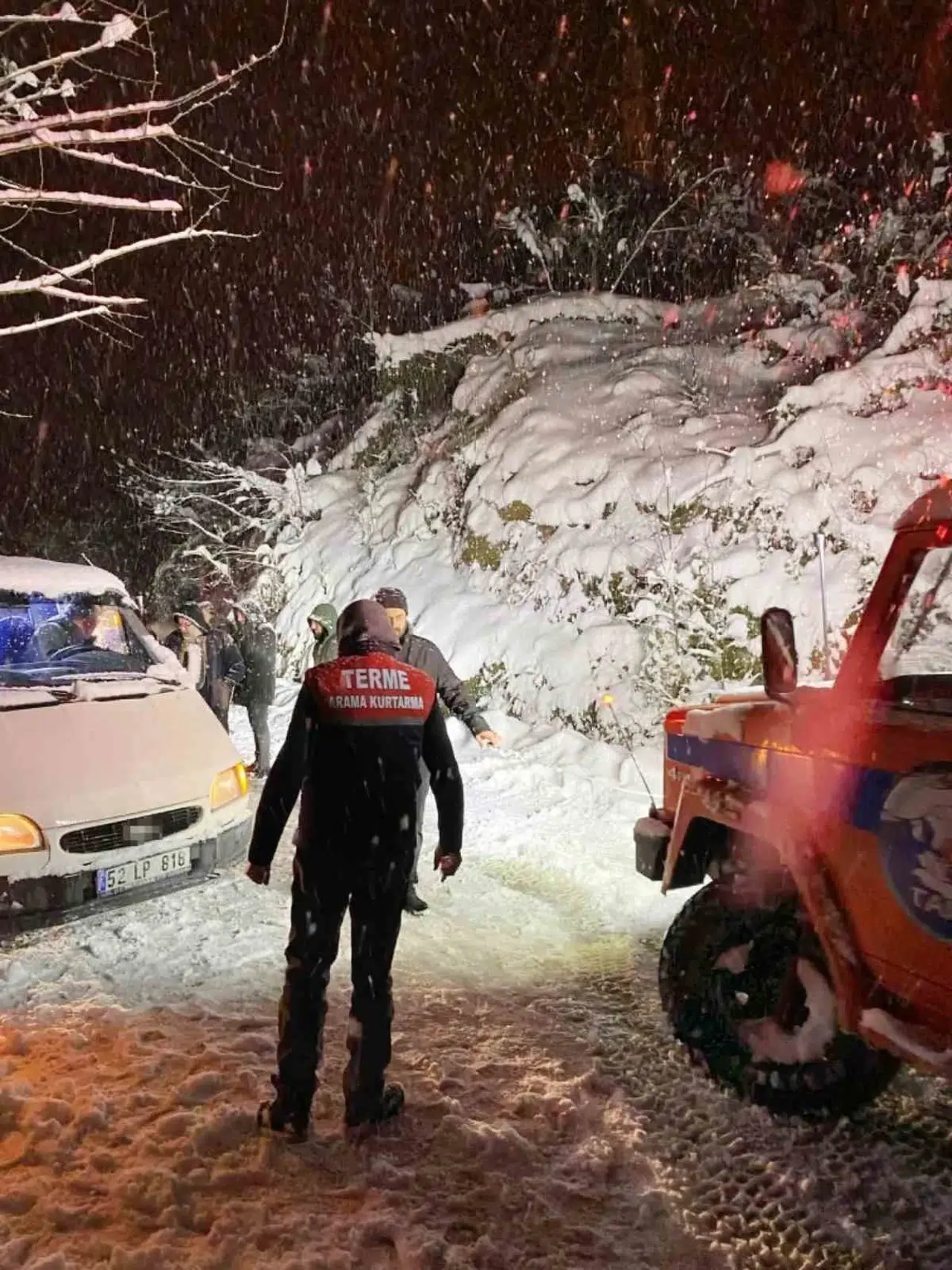 Samsun’da Karda Araçlarıyla Mahsur Kalanların İmdadına Take Yetişti