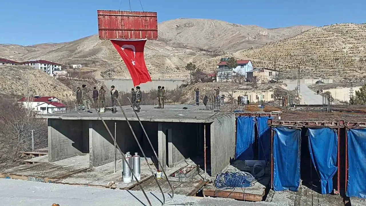 Sarsıntı Konutlarının Betonarme İnşaatını 50 Günde Tamamladılar