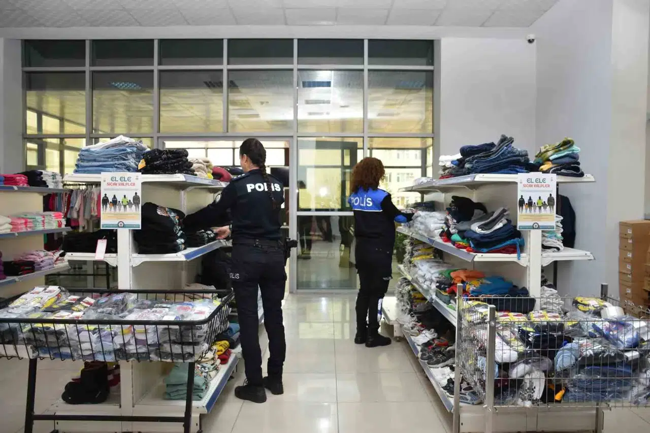 Siirt Vilayet Emniyet Müdürlüğü’nden Çocuklara Fiyatsız Kıyafet Dükkanı