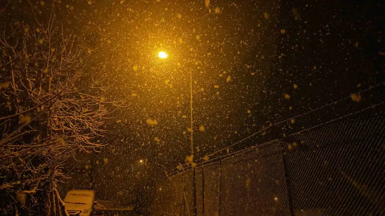 Siirt’te Kar Yağışı Kenti Beyaza Bürüdü