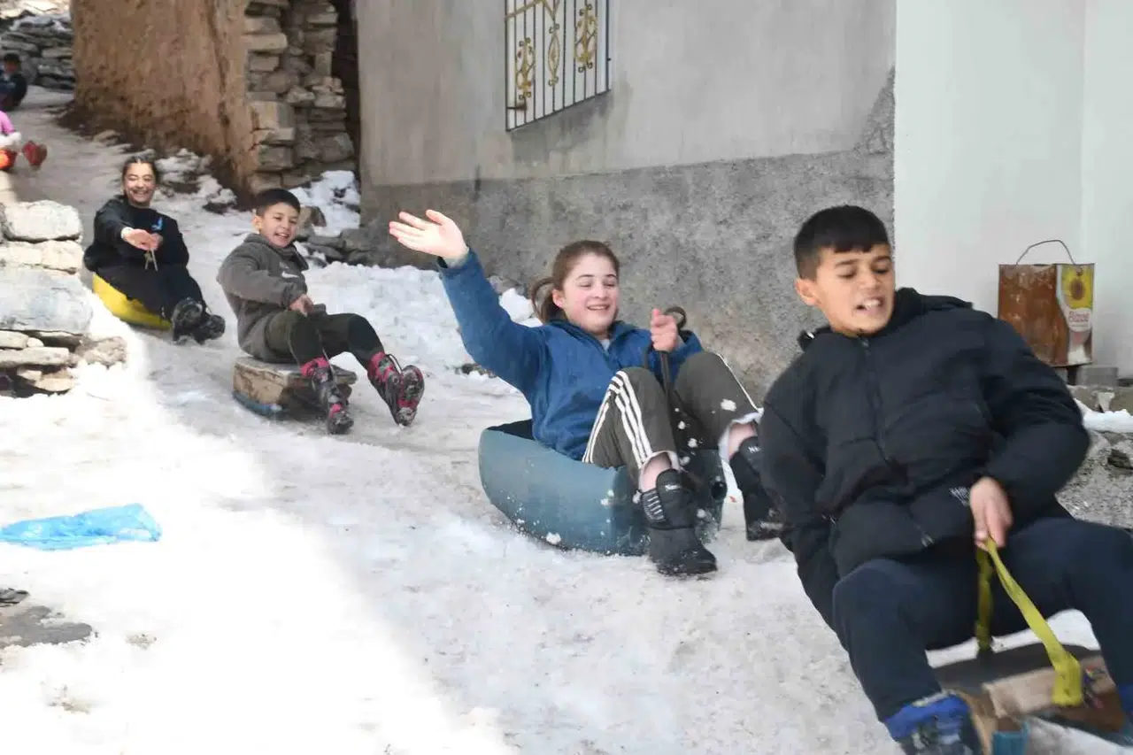 Şırnak’ta Çocuklar İkiye Böldükleri Bidonlar ve Kızaklarla Kaymanın Keyfini Çıkardı