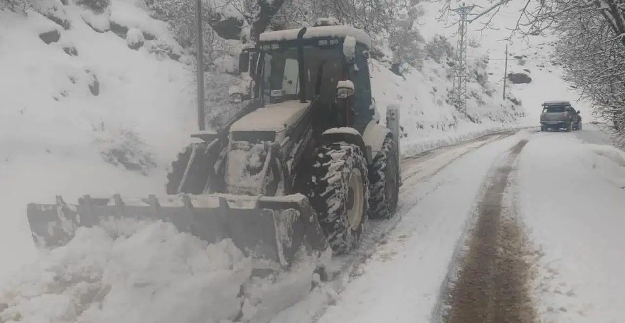 Şırnak’ta Kar Yağışı Nedeniyle Kapanan Yollar Açılıyor