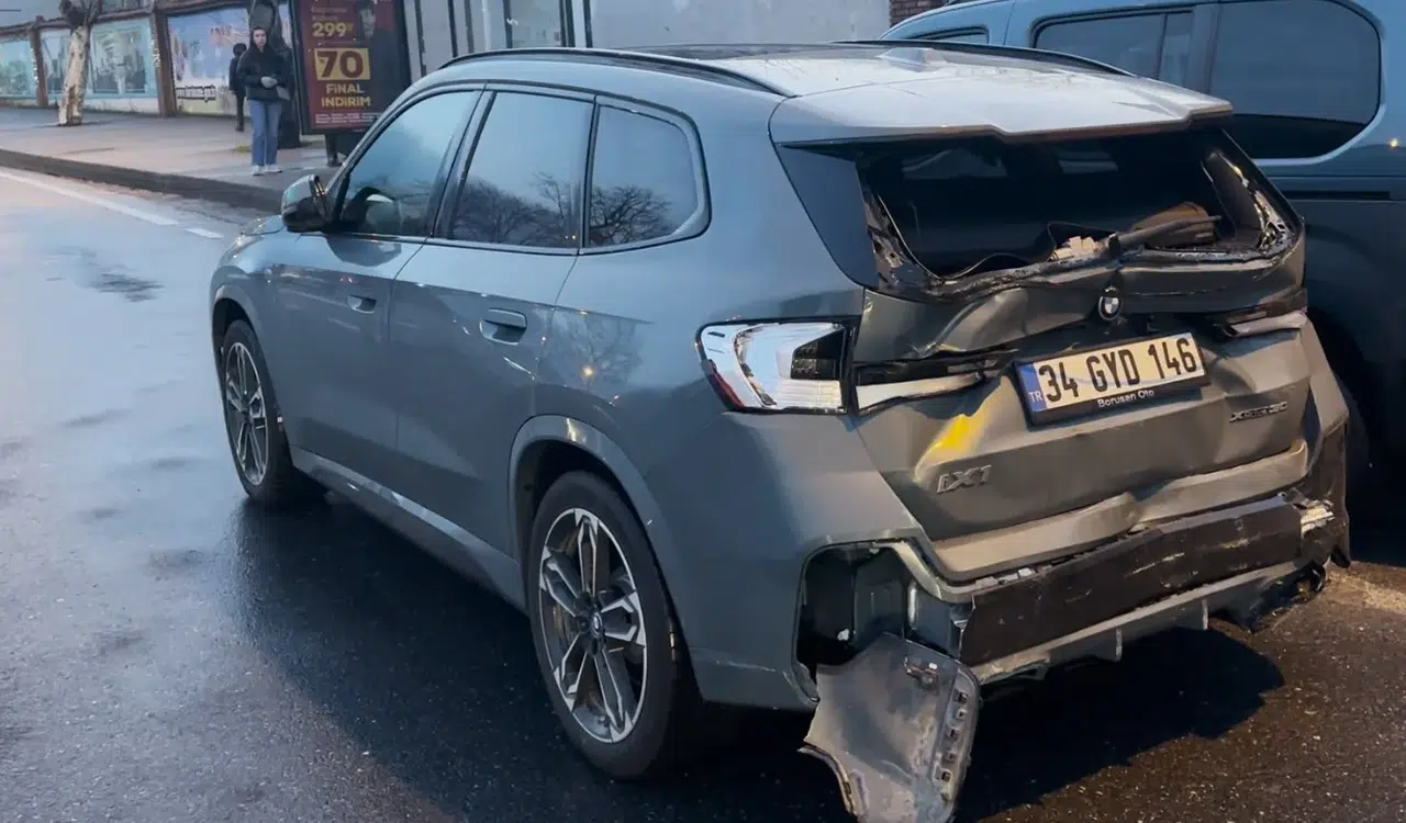 Şişli’de Kırmızı Işıkta Duramayan İETT Otobüsü Öndeki Jipe Çarptı: 2 Yaralı