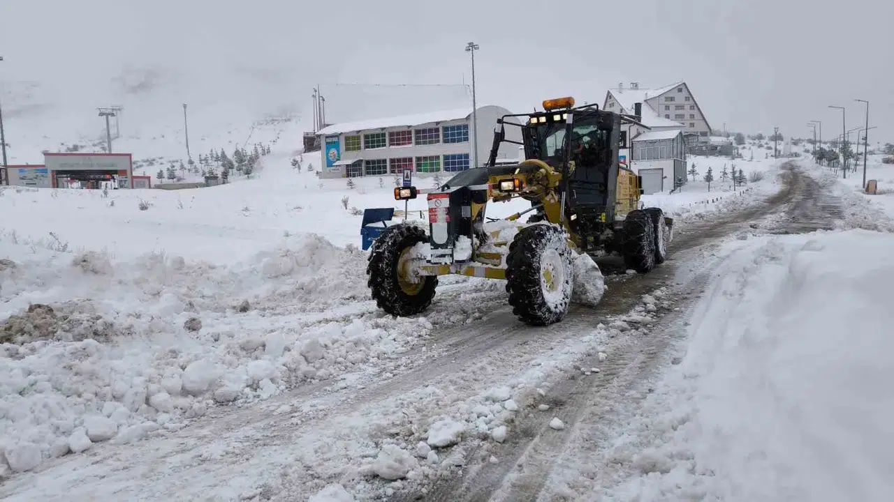 Sivas’ta Kar Esareti: 33 Yerleşim Yerine Ulaşım Sağlanamıyor