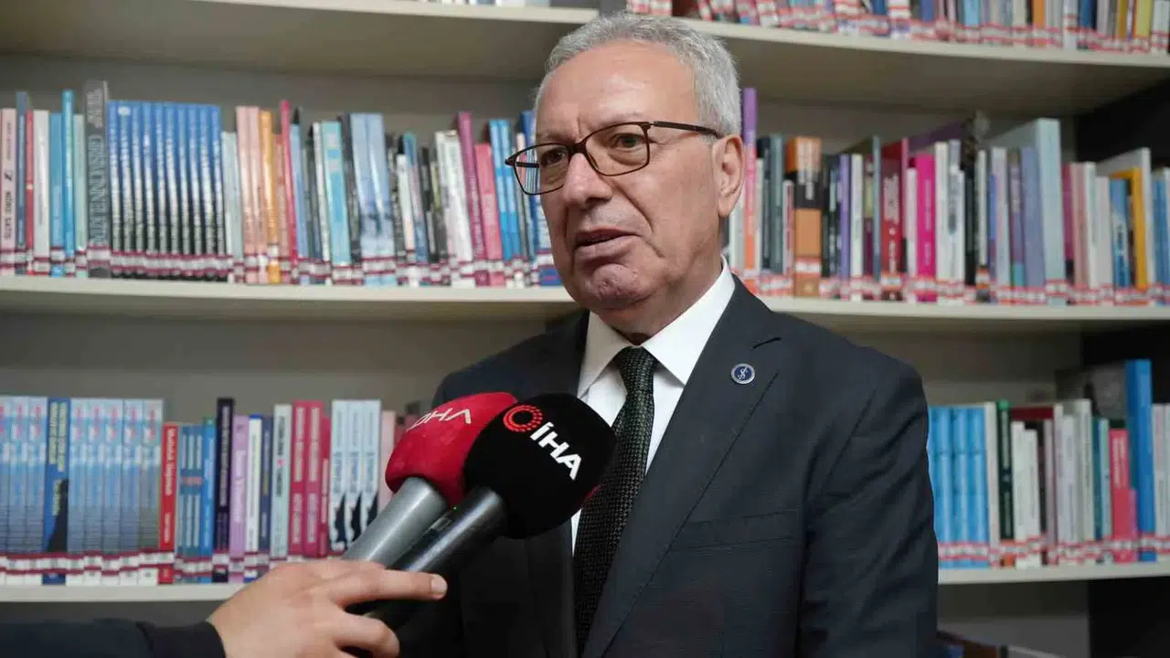 Sunay Akın, "Koyu Mavi Memleket Kumaşı" Kitabını Okurlarla Buluşturdu