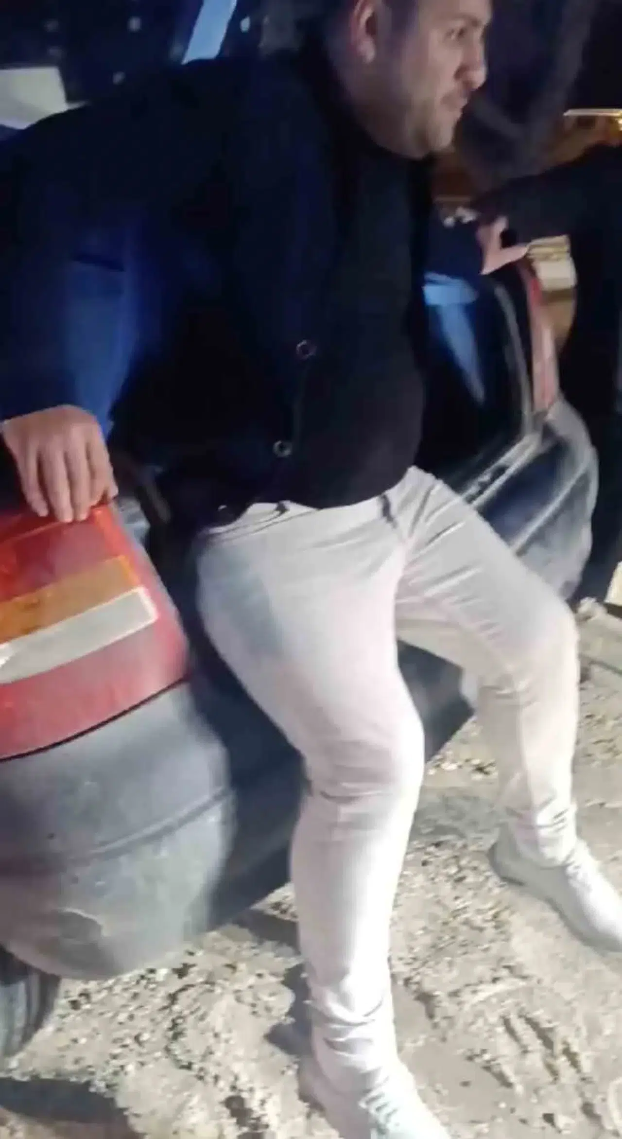 Suya Gömülen Aracının Bagajında Oturarak Yardım Bekledi