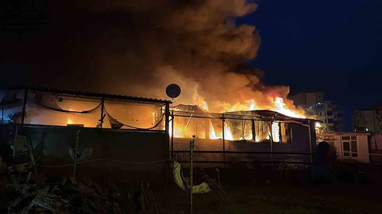 Tekirdağ’da Prefabrik Konut Alev Alev Yandı