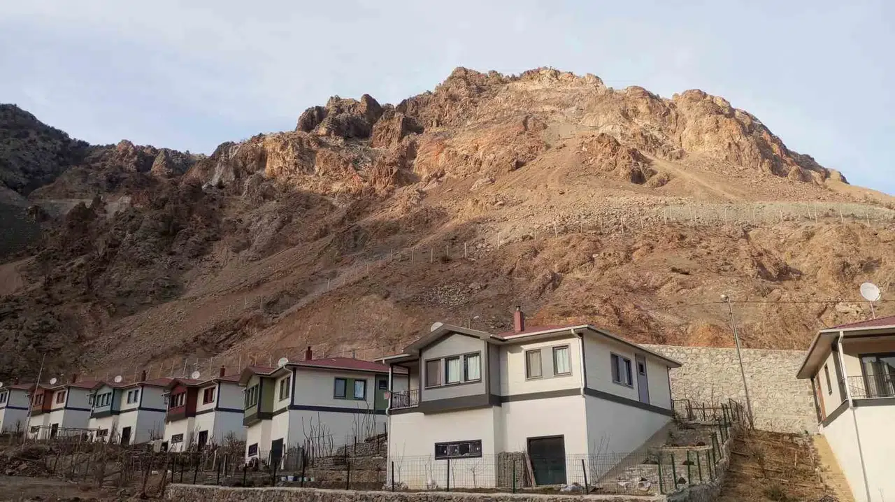 Tekkale Köyünü Tehdit Eden Kayalar İçin Tel Örgü Tahlil