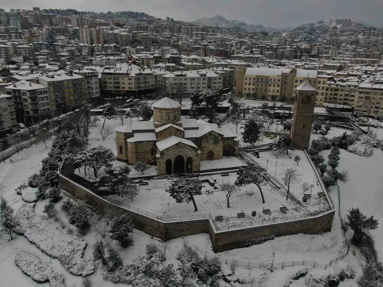 Trabzon Kent Merkezi Beyaz Gelinliğini Giydi