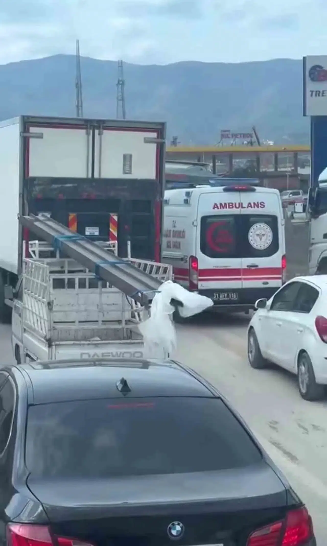 Trafikte İlerlemekte Zahmet Çeken Ambulansın Güç Anları