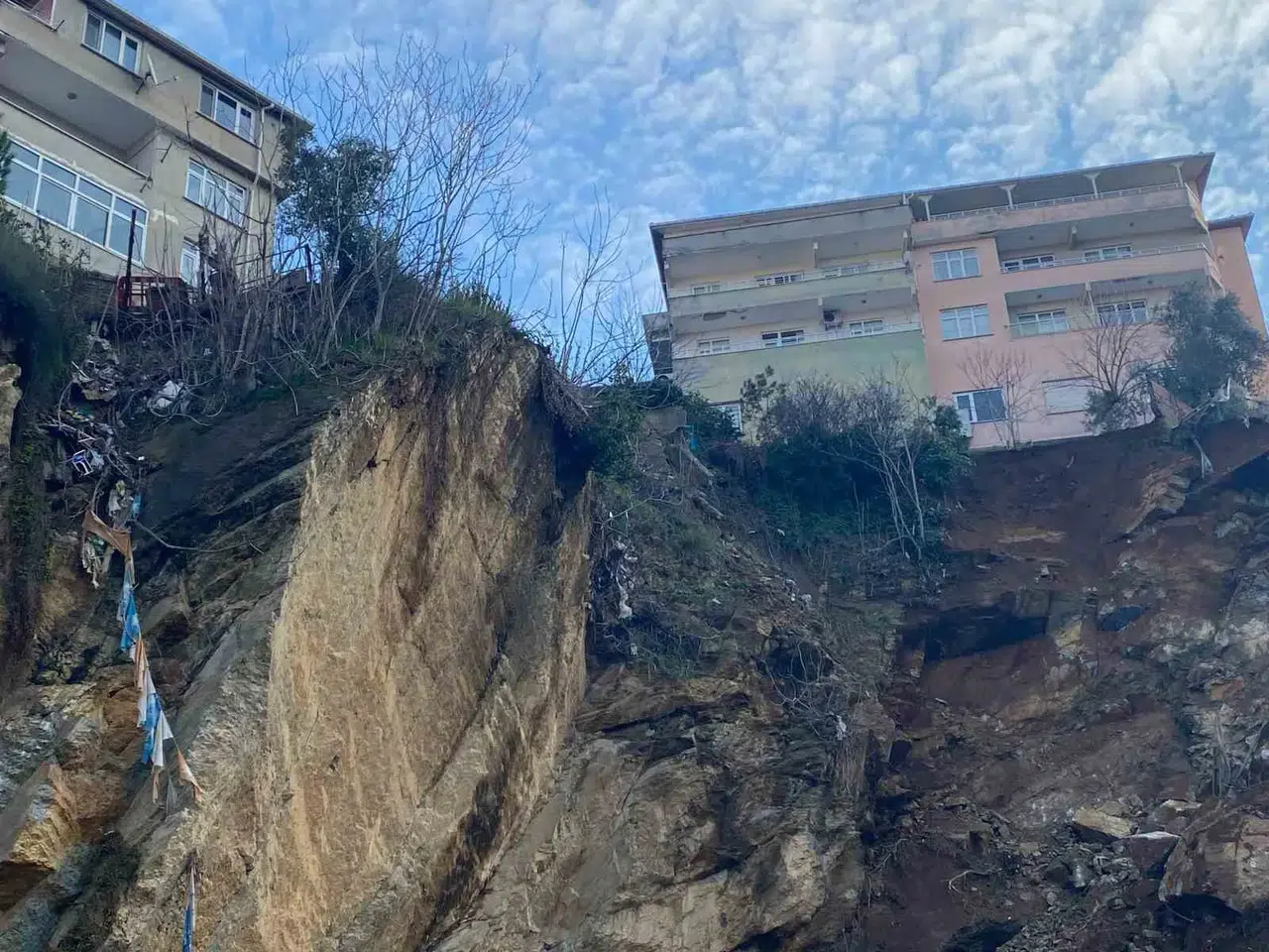 Üsküdar’da Toprak Kayması: 2 Bina Boşaltıldı