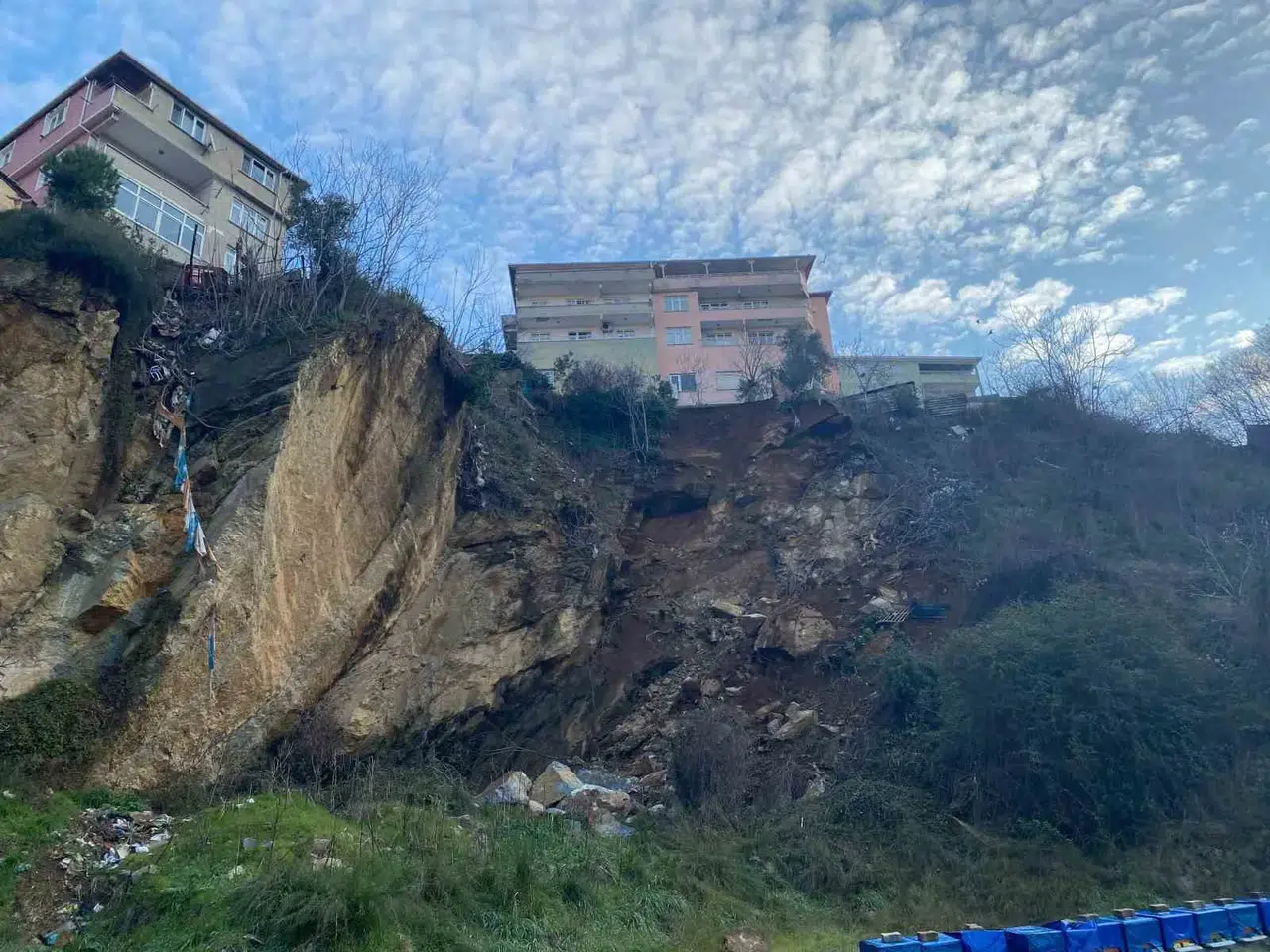 Üsküdar’da Yaşanan Toprak Kayması Günün Birinci Işıklarında Görüntülendi