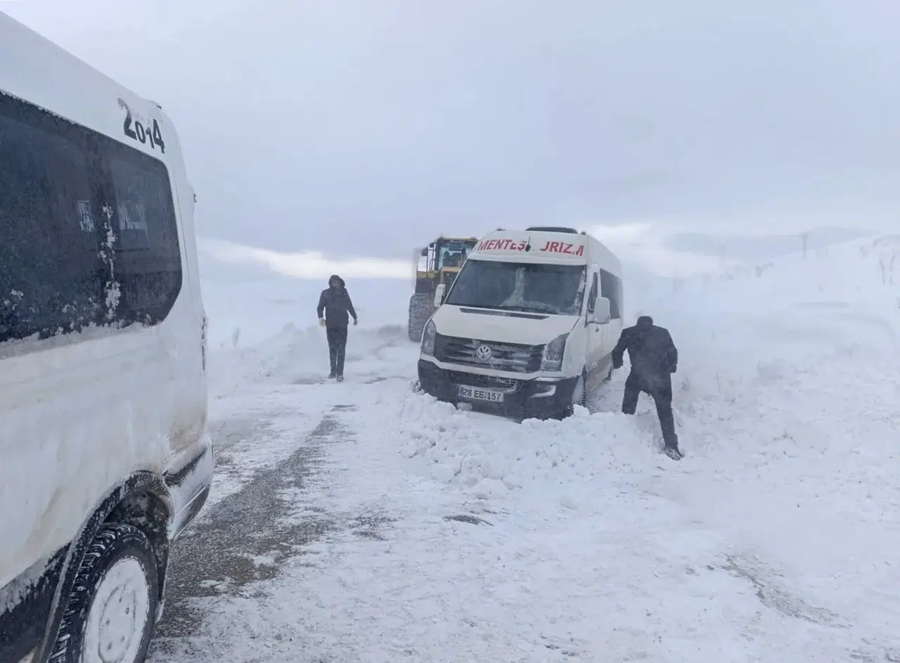 Van’da Tipide Mahsur Kalanlar Kurtarıldı