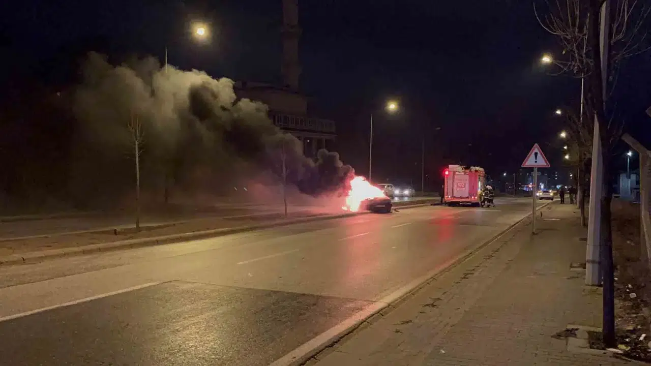Yakıt Aldıktan Çabucak Sonra Tutuşan Aracından Atladı, Canını Güç Kurtardı