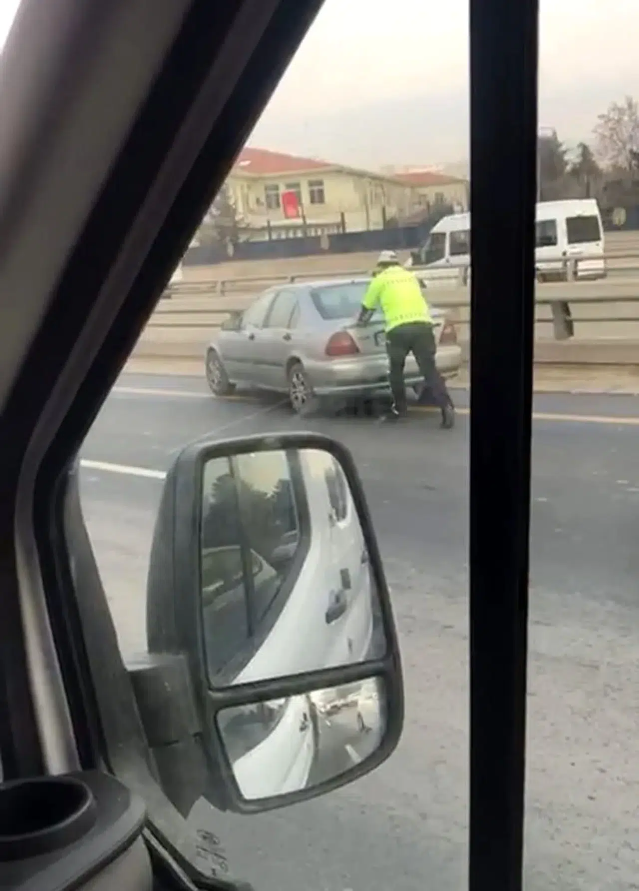 Yardımsever Polis Arızalanan Aracın Gerisine Geçerek Yol Kenarına İtti
