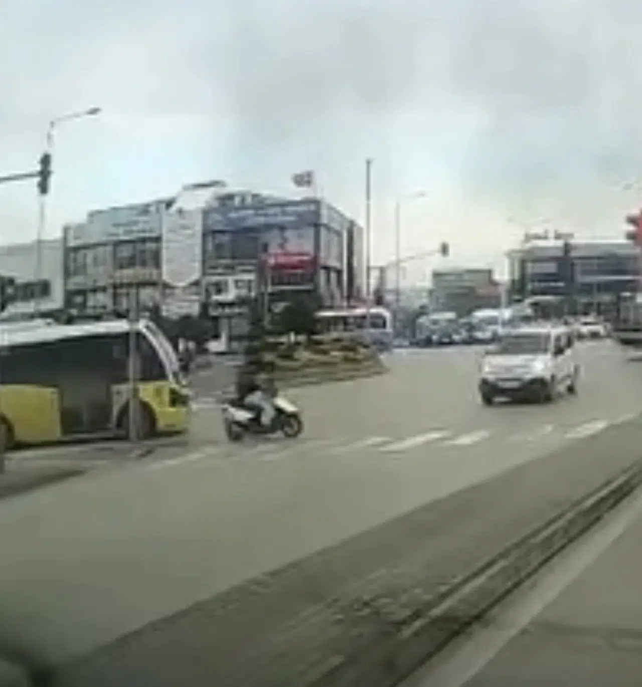 Yaya Geçidini Kullanan Motosiklete Araba Çarptı: 1 Yaralı