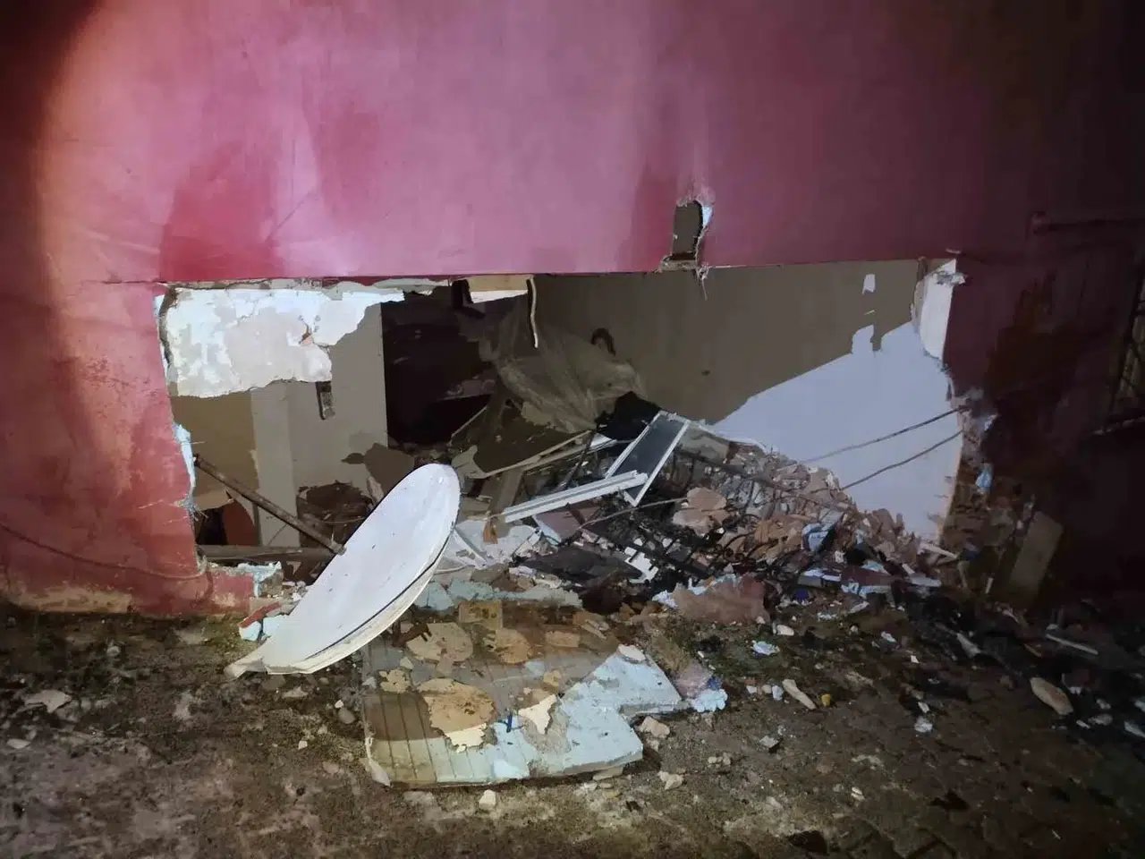 Yokuşta Kayan Araba Taksiye ve Konutlara Çarptı... Feci Kaza Kamerada