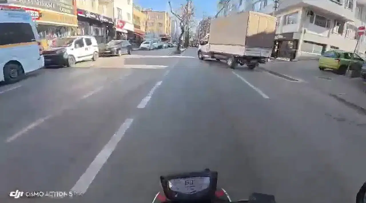 Yola Çıkan Kamyonete Çarpmamak İçin Hareket Yaptı, Aykırı İstikamete Girip Otobüse Çarptı