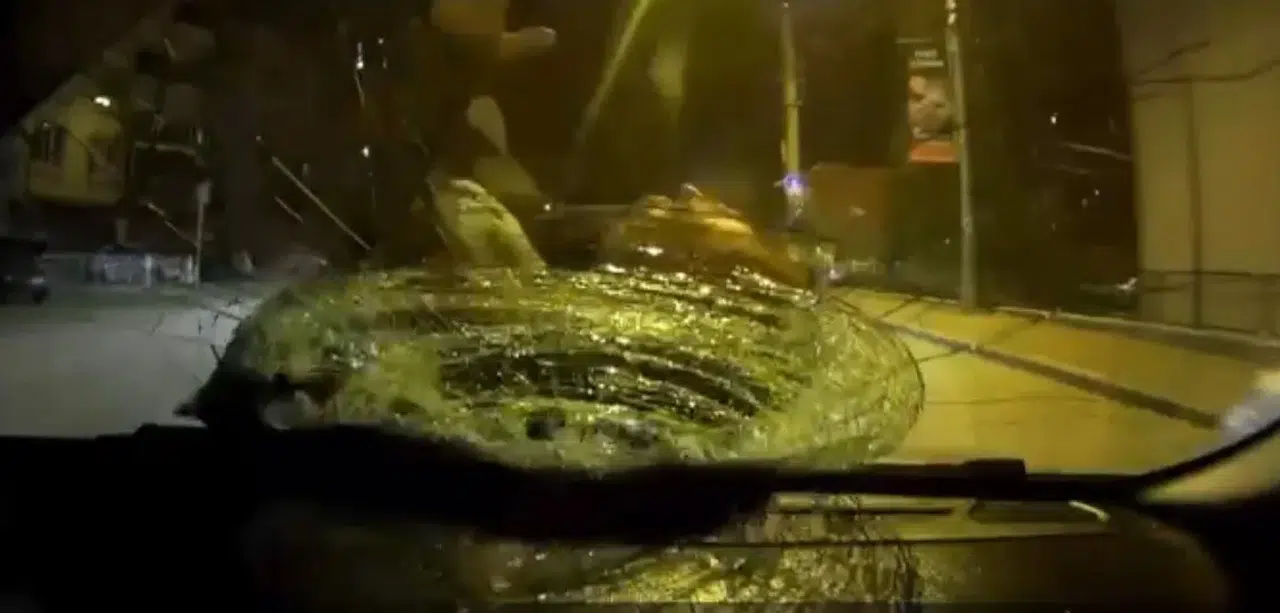 Yolu Karşısına Geçmeye Çalışan Adama Ticari Taksi Bu türlü Çarptı
