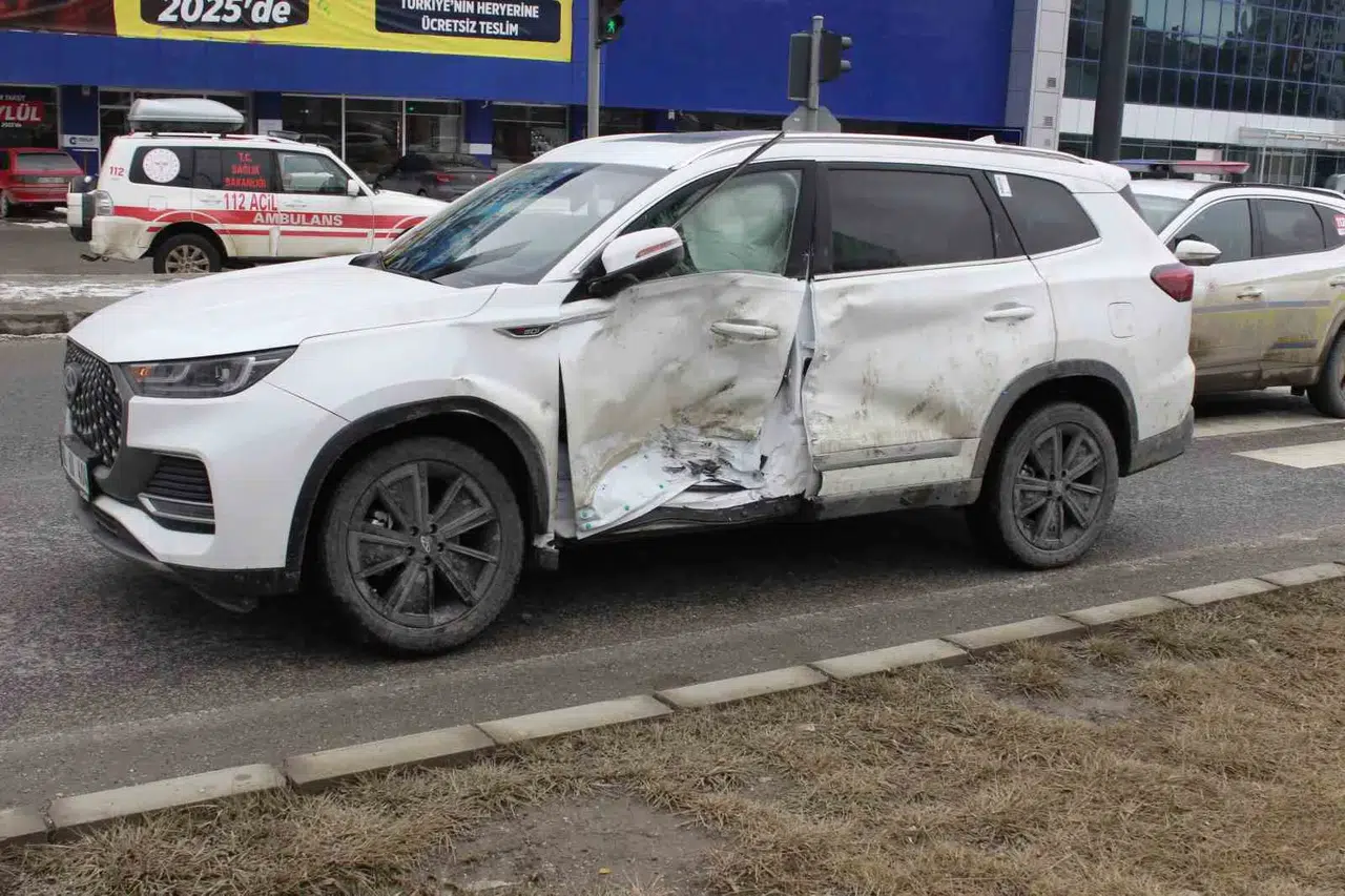 Yozgat’ta Ambulans ile Araba Çarpıştı: 2 Yaralı