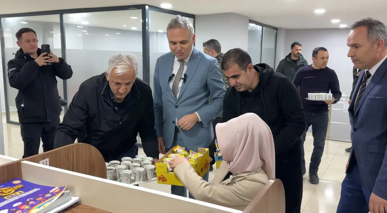 Yüksekova Halk Kütüphanesinden Fiyatsız Kek ve Çay Hizmeti