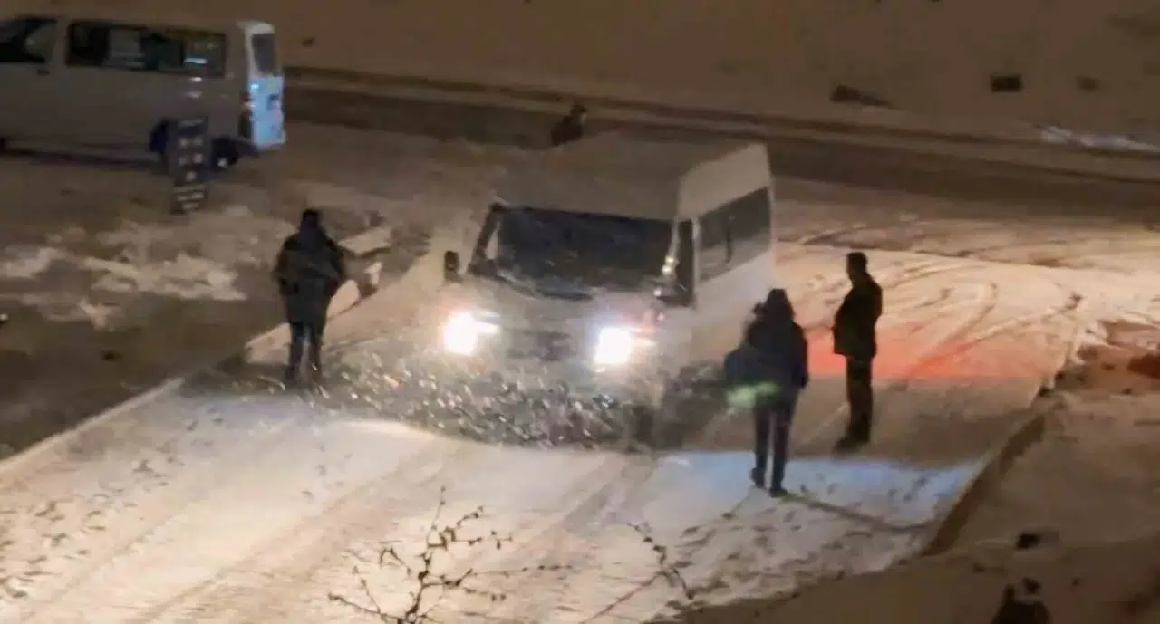 Yüksekova’da Kar ve Fırtınadan Ötürü Çok Sayıda Araç Mahsur Kaldı: Vatandaşlar Konutlarına Yürüyerek Gittiler