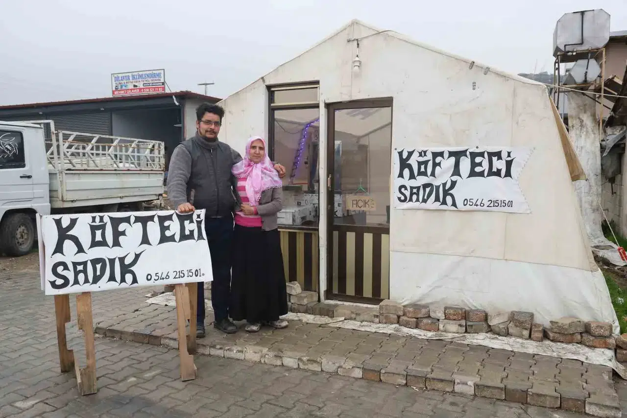 Zelzelede Kendilerine Mesken Olan Çadır Artık Ekmek Tekneleri Oldu