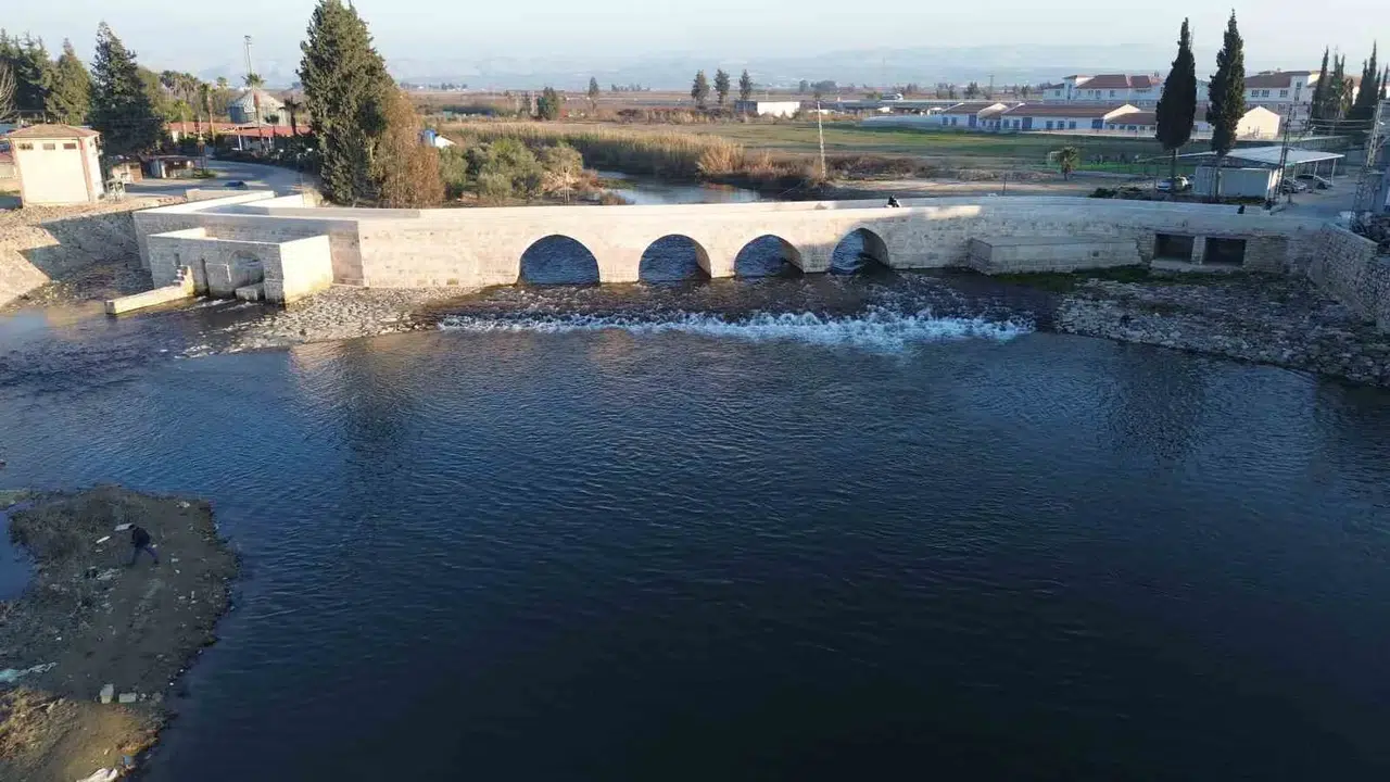 Zelzelenin Yıkamadığı Tarihi Köprü Onarım Çalışmalarının Akabinde Yaya Geçişine Açıldı