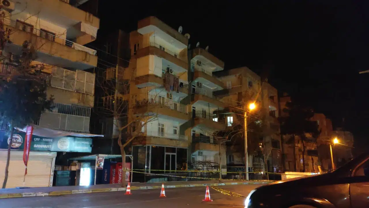 Zelzelenin Yıl Dönümünde Korkutan Olay: 5 Katlı Bina Boşaltıldı