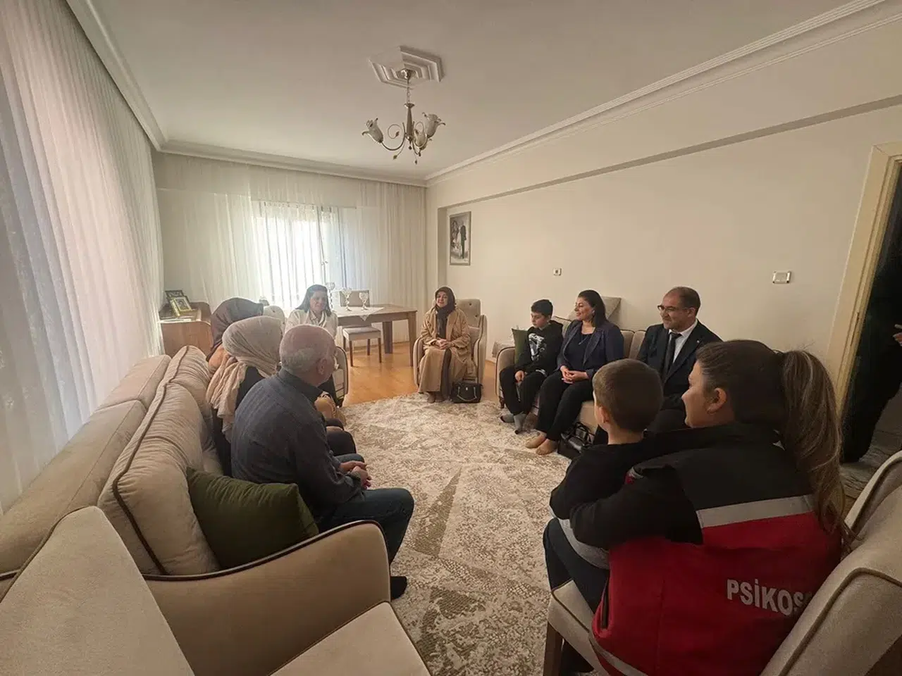 Protokol Eşlerinden Koruyucu Aile Ziyareti