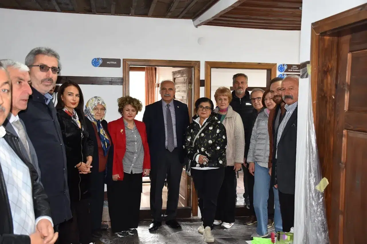 Uluslararası Sanatçılar Tuvalleri Renklendiriyor