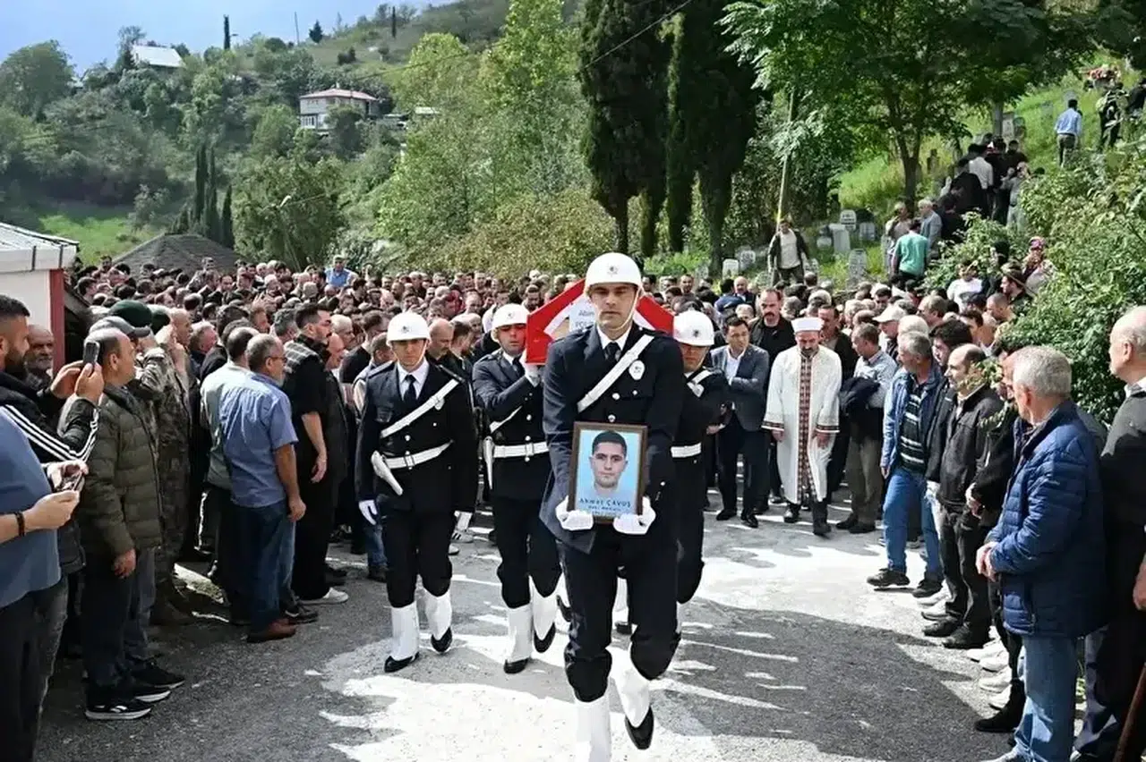 Trabzon'da yamaçtan düşerek ölen polis memuru son yolculuğuna uğurlandı