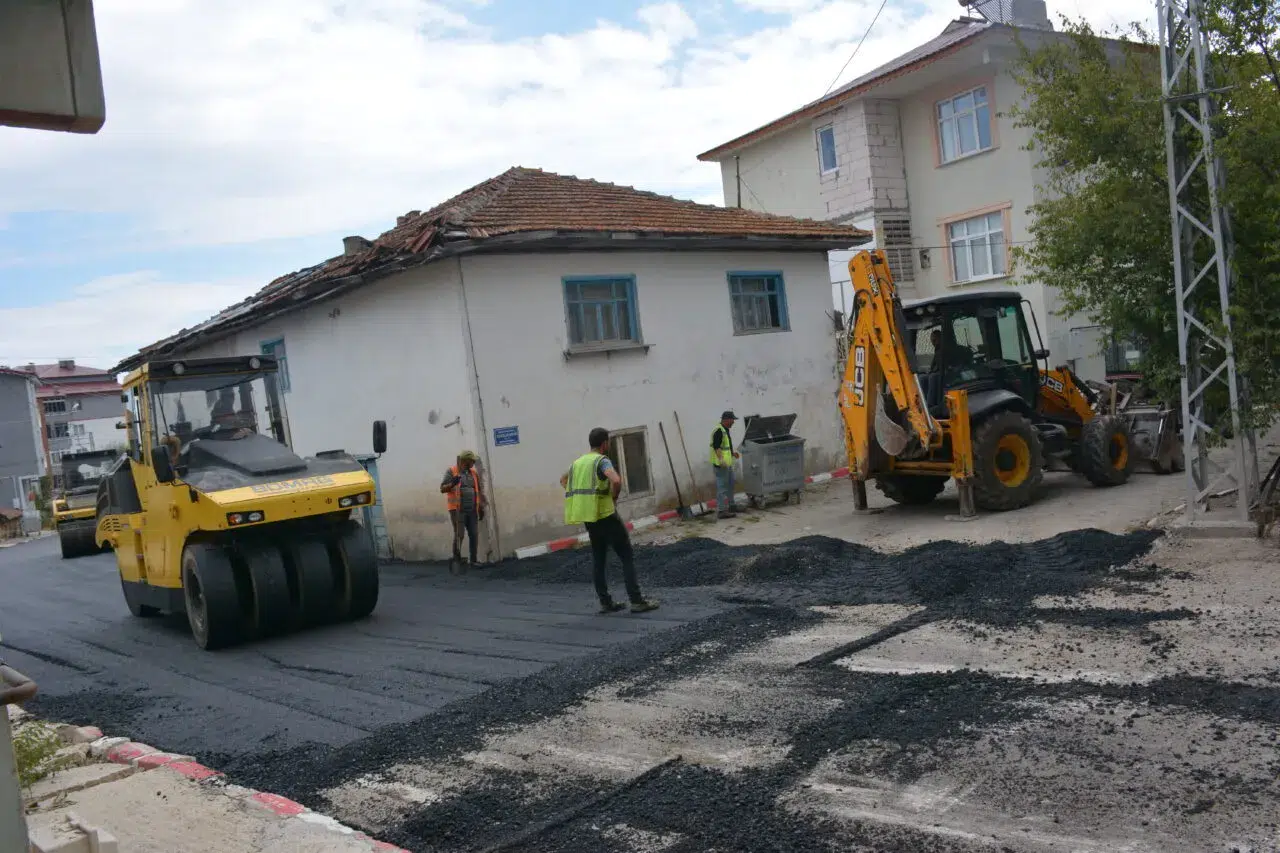 Başçiftlik Belediyesi asfalt yol çalışması yapıyor