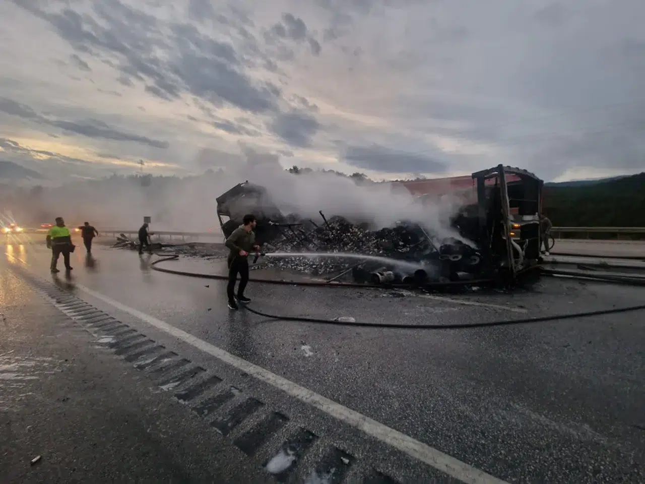 Seyir Halindeki TIR Alev Alev Yandı