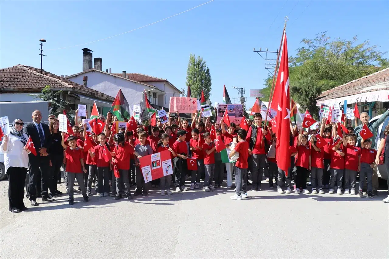 Amasya'da köy okulu öğrencilerinden Filistin'e destek yürüyüşü