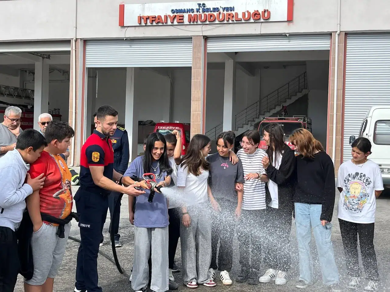 Minik Öğrenciler, İtfaiyecilik Mesleğini Yerinde Öğrendi