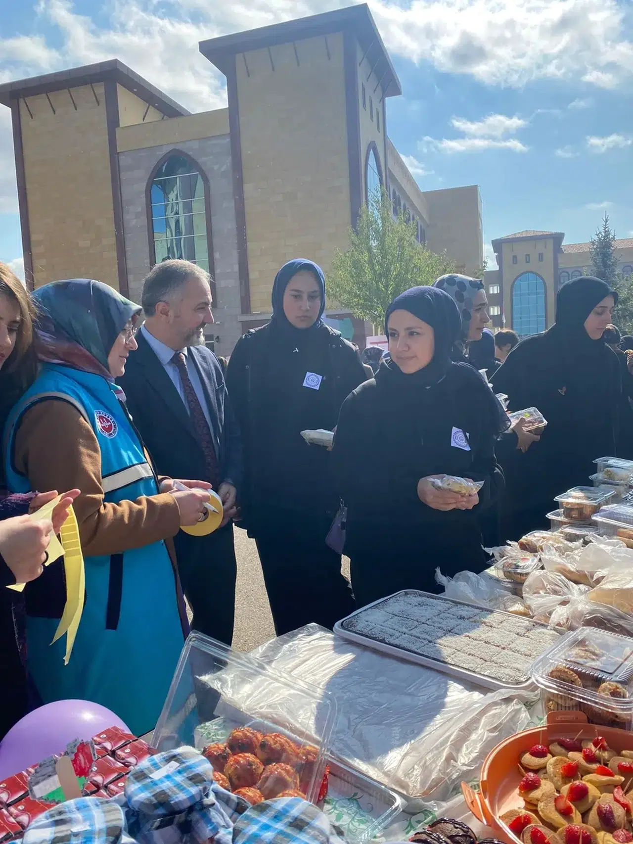 Gençler, Filistin İçin Kermes Açtı