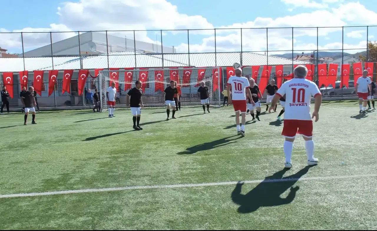 Veteranlar Maçında Kazanan Penaltılarla Belirlendi